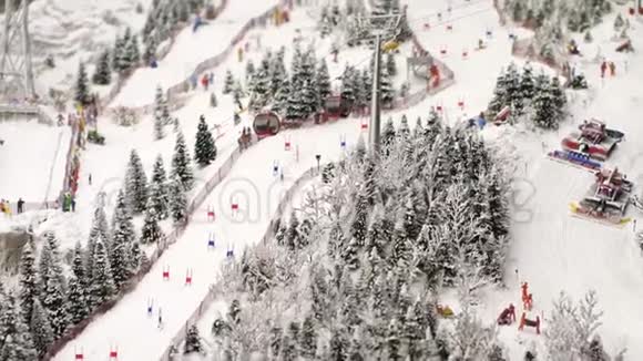 概述滑雪电梯微型从雪覆盖的森林和雪捕集器在滑雪场缓慢运动3840x2160视频的预览图