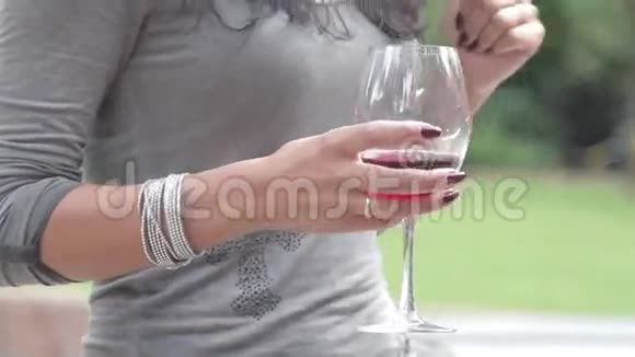 一个女人在聚会上手捧一杯酒视频的预览图
