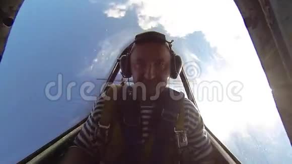 空中飞行飞机上的惊魂未定的人视频的预览图