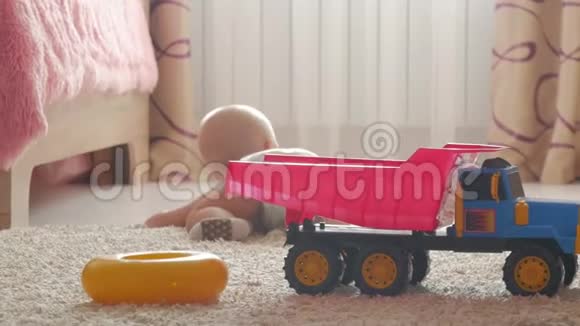 童年孩子和人的概念可爱的男孩在家玩玩具视频的预览图
