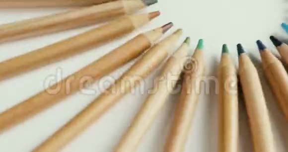 彩色铅笔在白色背景上形成一个圆圈视频的预览图