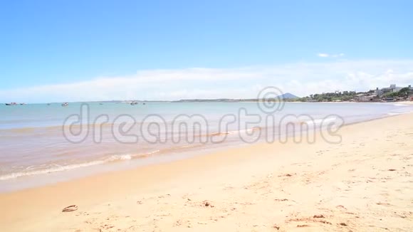 阳光明媚的海滩和平静的大海视频的预览图
