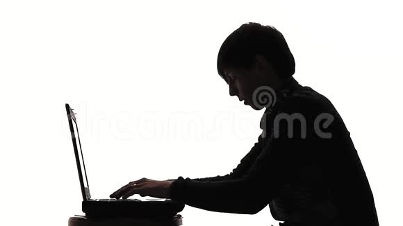一个在笔记本电脑旁工作的男人视频的预览图