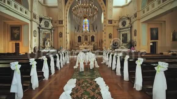 婚礼前天主教堂的内部视频的预览图