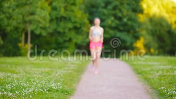 户外体操运动的漂亮少女长跑运动员女子马拉松长跑户外训练视频的预览图