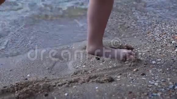 快乐的赤脚孩子在海滩散步中玩得开心女孩在水池边沿着海浪奔跑溅起水花夏季视频的预览图