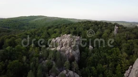飞越山峰日落飞越森林飞越高山飞越岩石视频的预览图