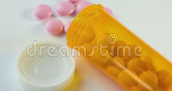旋转循环药物丸瓶溢出的医用药丸处方瓶和药片粉红色药丸的药视频的预览图