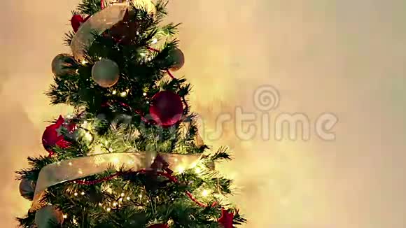 金色闪烁的圣诞树灯金色温暖的背景节日视频的预览图