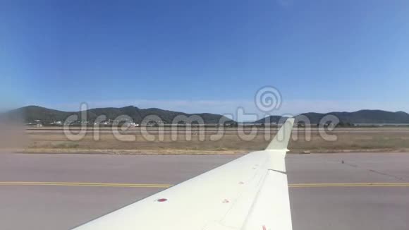 天空背景下飞机的机翼视频的预览图