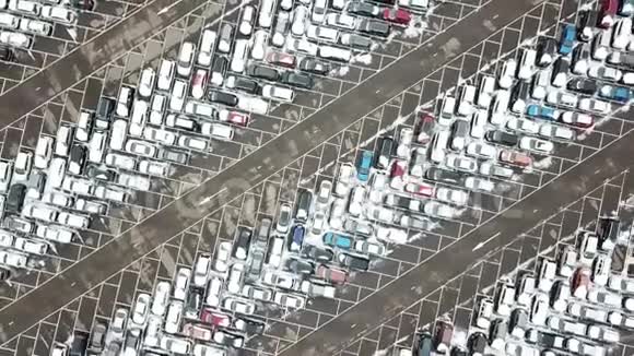 大型停车场的鸟瞰图视频的预览图