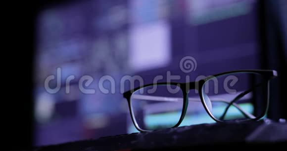 网络攻击概念键盘上的眼镜显示器的背景上的眼镜视频的预览图