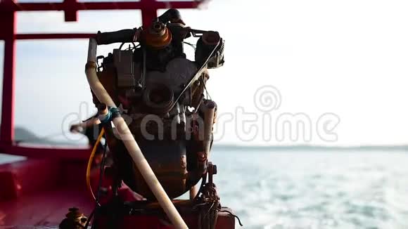 引擎在一艘柬埔寨长尾船上船长在后面视频的预览图