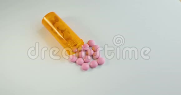 旋转循环药物丸瓶溢出的医用药丸处方瓶和药片粉红色药丸的药视频的预览图