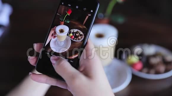 食品摄影女人在电话特写镜头上拍摄咖啡视频的预览图