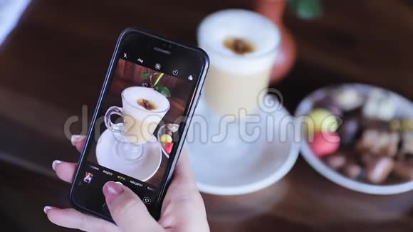 食品摄影女人在电话特写镜头上拍摄咖啡视频的预览图