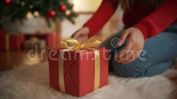 圣诞节一个漂亮的女孩在树下发现了一件礼物概念魔术圣诞节礼物节日视频的预览图