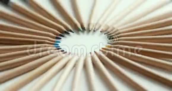 不同颜色的木制铅笔在白色的表面上呈圆形色彩鲜艳红色绿色黄色粉红色视频的预览图