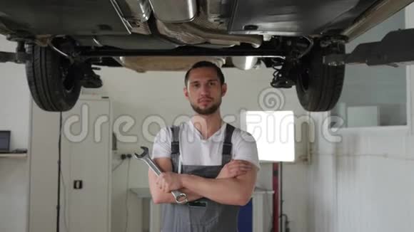 肖像专业机械师修理站汽车修理工视频的预览图