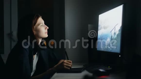 集中年轻女性设计师晚上在家工作用电脑和平板电脑完成工作视频的预览图