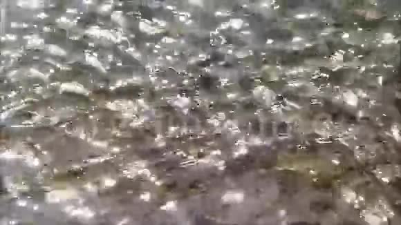 太阳反射在石头上流动的水视频的预览图
