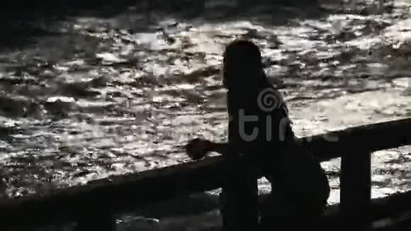 河流背景下一个女孩的形象视频的预览图