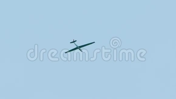白色滑翔机在蓝天上缓缓翱翔视频的预览图