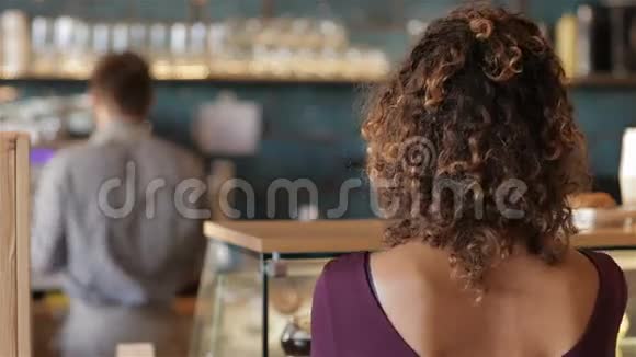 女孩在男咖啡师的背景下微笑视频的预览图