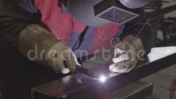 高清焊工在行动视频的预览图