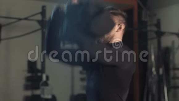 健身房用沙袋训练肌肉男视频的预览图