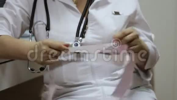医生在医疗柜里用心电图检查纸视频的预览图