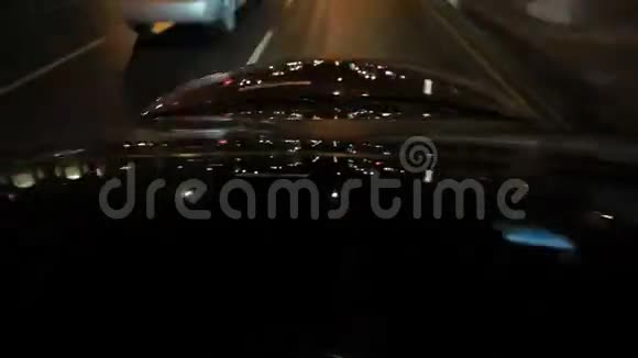 夜间对汽车玻璃和汽车罩的光反射夜间驾驶视频的预览图