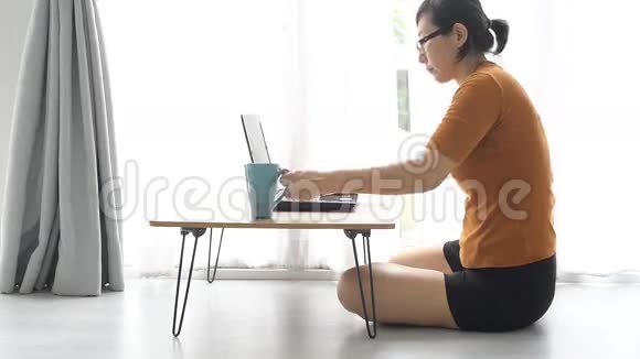 在家工作的亚洲女人视频的预览图