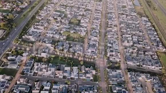 在郊区房屋的空中视野视频的预览图
