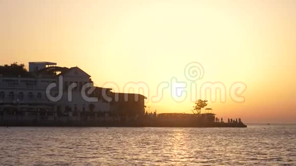 俄罗斯克里米亚2017年7月1日金色的日落美丽的海岸和酒店3840x2160视频的预览图