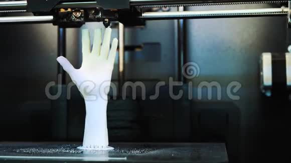 3D打印机在工作时D打印机打印人的手3D打印机打印更白的人的手手视频的预览图