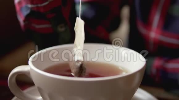 女人在咖啡馆里用茶袋泡茶近景视频的预览图