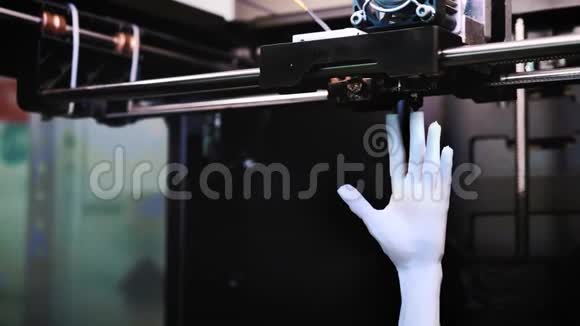 3D用塑料灯丝印刷白色的人手某种塑料零件替换部分3D打印机打印视频的预览图