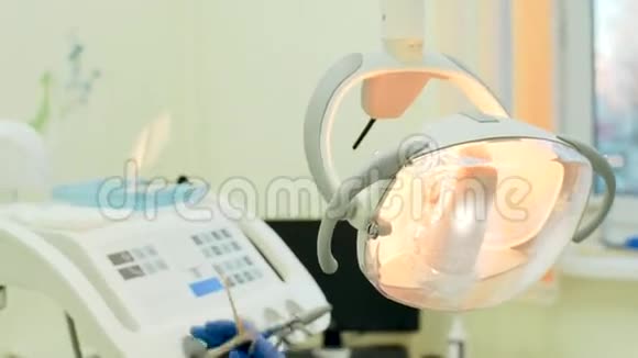 牙科办公室手部医生正在用水测试工具视频的预览图