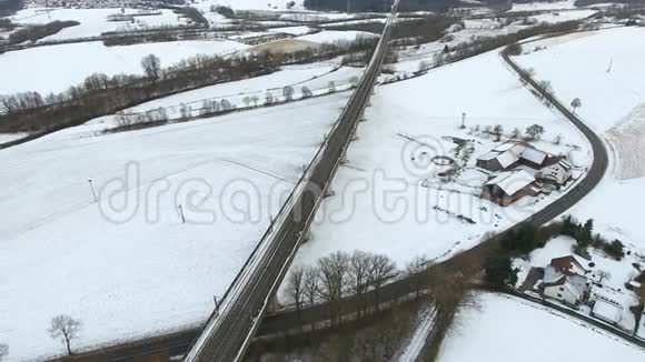 铁路穿过冬天的乡村视频的预览图