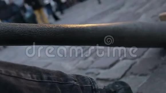 一位街头音乐家演奏Didgeridoo一种由澳大利亚北部土著澳大利亚人开发的风琴视频的预览图