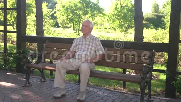 坐在长凳上的老人视频的预览图