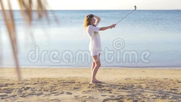 快乐女孩在海边自拍高清高清视频的预览图