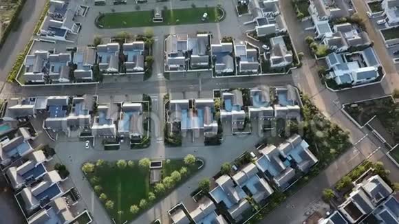 在郊区房屋的空中视野视频的预览图