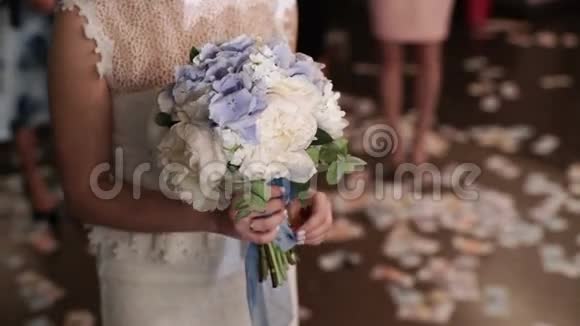 新娘准备在婚礼上扔花束视频的预览图