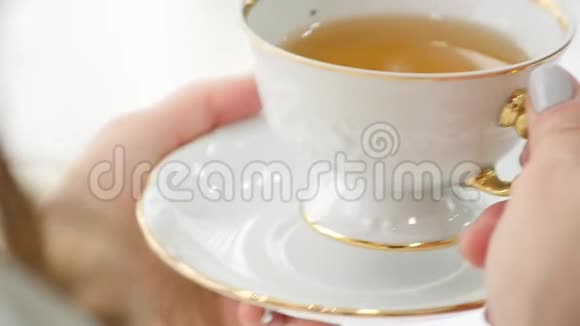 女人手里拿着一杯热茶早上好茶或有快乐的一天信息概念视频的预览图
