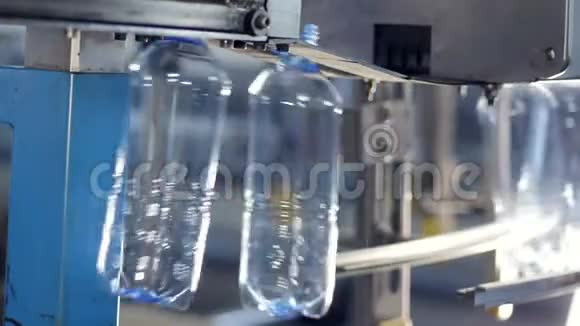 瓶装水厂正在运输塑料瓶视频的预览图