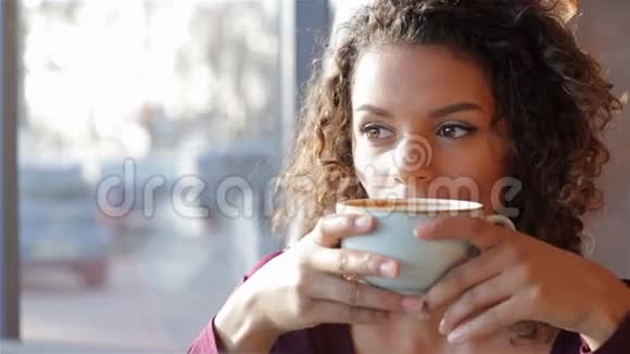 微笑着喝咖啡的女孩视频的预览图