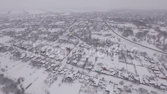 白雪覆盖的小镇航拍视频的预览图