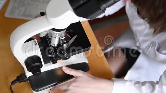 实验室显微镜特写镜头视频的预览图